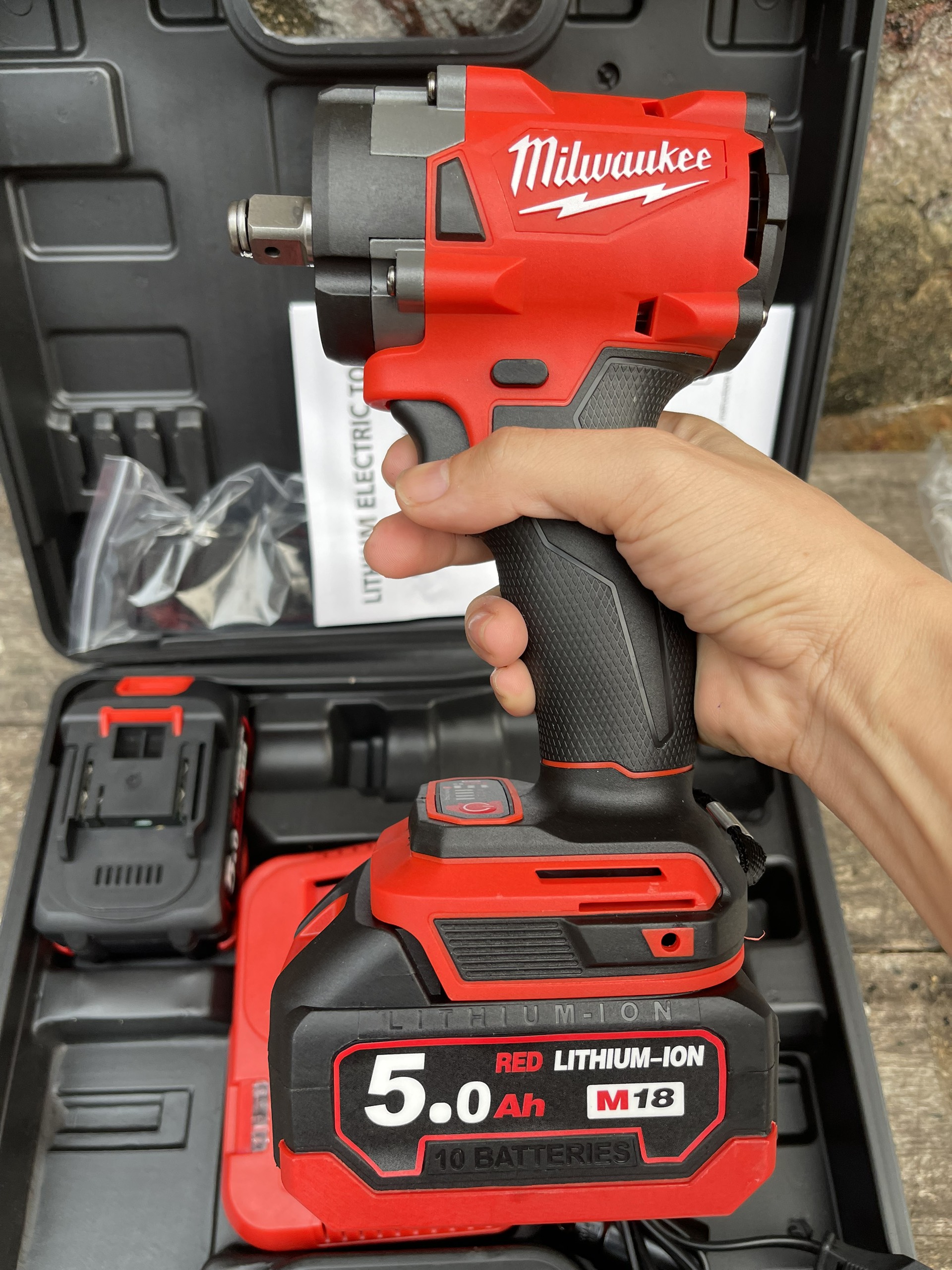 Máy siết ốc bulong MILWaKEE M18 2855 lực siết 480Nm chân pin phổ thông - máy 2pin+sạc