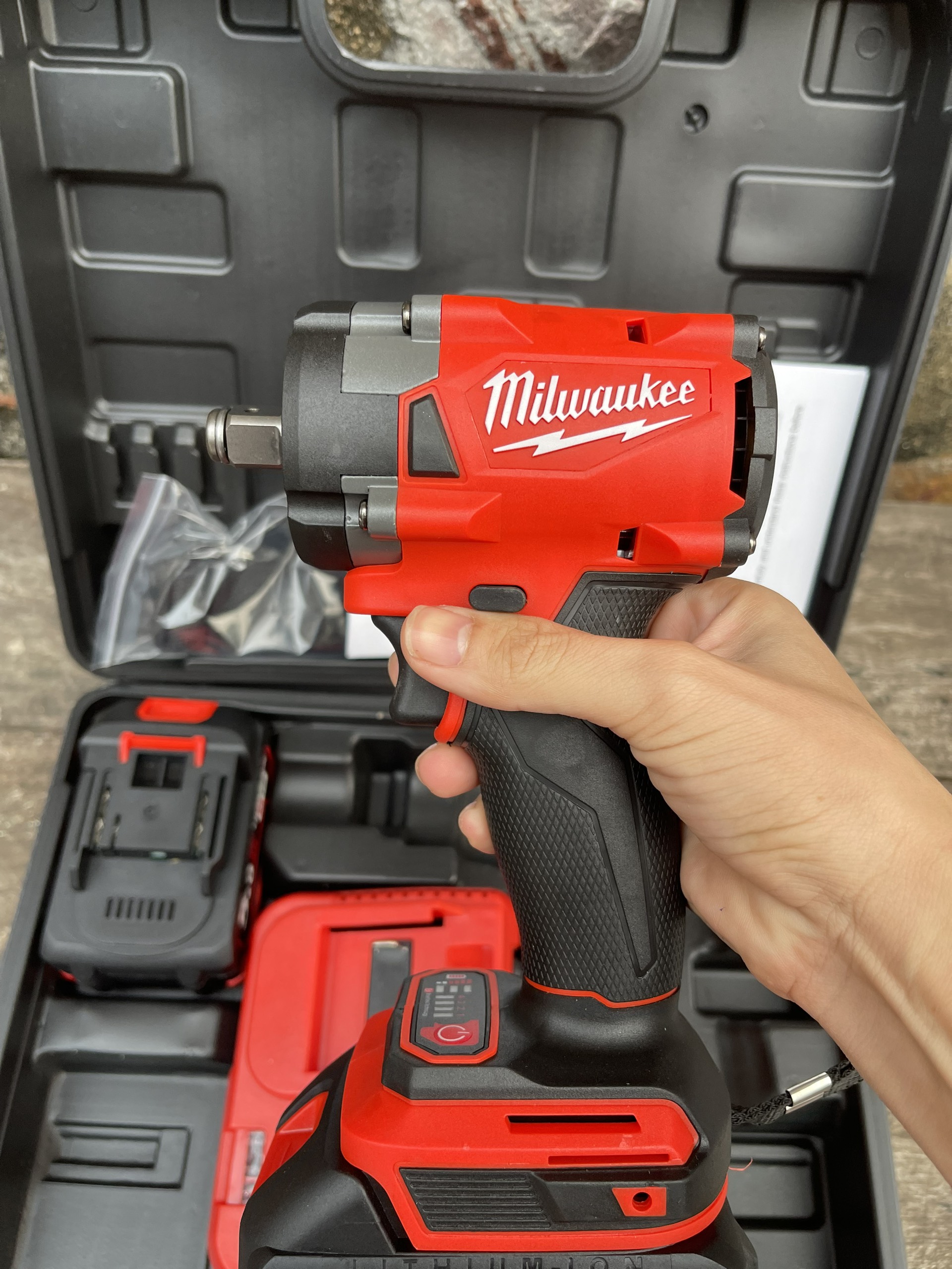 Máy siết ốc bulong MILWaKEE M18 2855 lực siết 480Nm chân pin phổ thông - máy 2pin+sạc