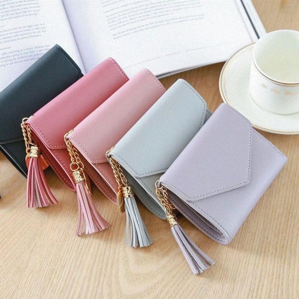 Bóp cầm tay nữ - Đặc điểm, cách chọn và những mẫu đẹp nhất