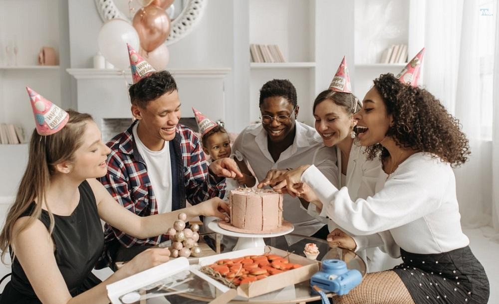 Nên mua quà sinh nhật gì? 30 ý tưởng tặng quà phù hợp mọi độ tuổi
