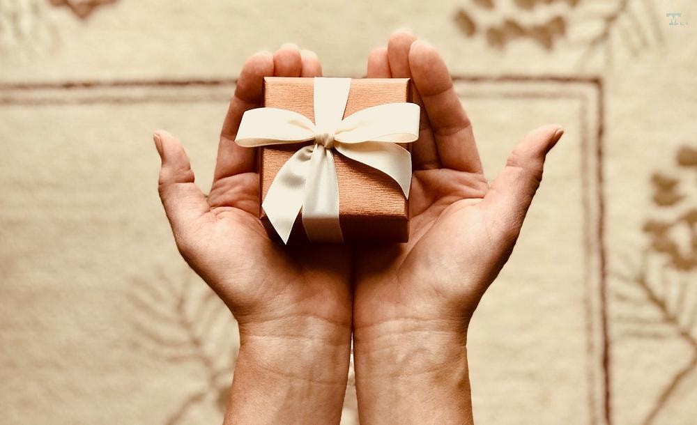 Quà là gì? Vai trò của quà tặng trong các mối quan hệ và kinh doanh