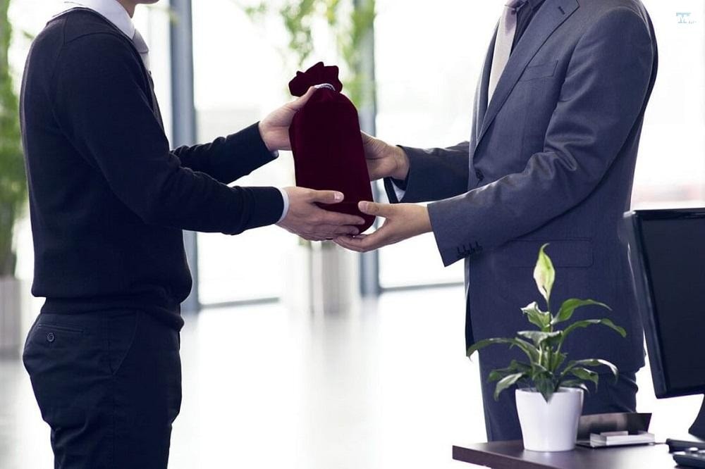 Tặng quà giá trị cho đối tác kinh doanh: Tại sao và những điều cần lư