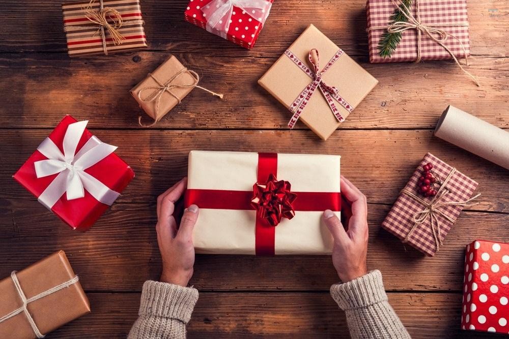 Quà tặng cho người nước ngoài: Gợi ý và lưu ý quan trọng