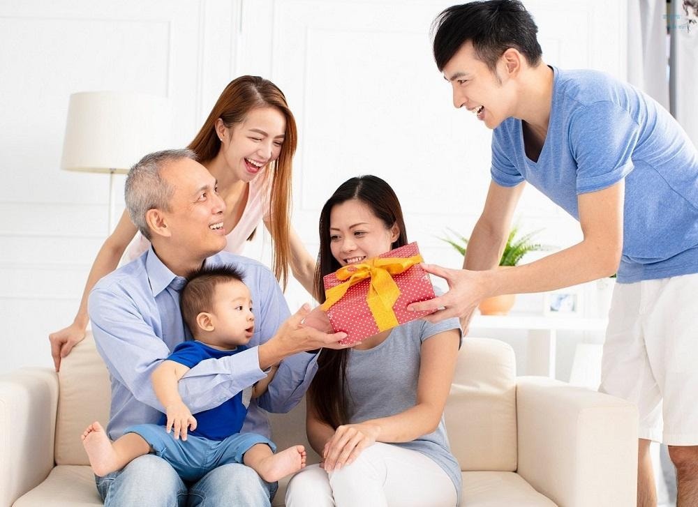 Mua quà sinh nhật cho người lớn tuổi: Những món quà thể hiện lòng kính