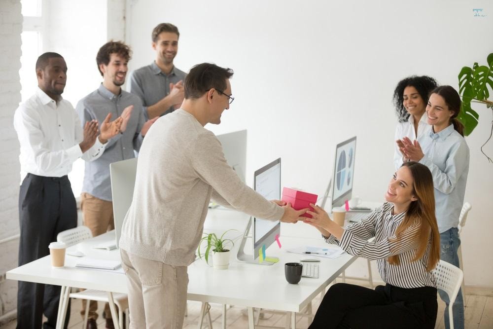 Mách bạn kinh nghiệm chọn quà cuối năm cho nhân viên