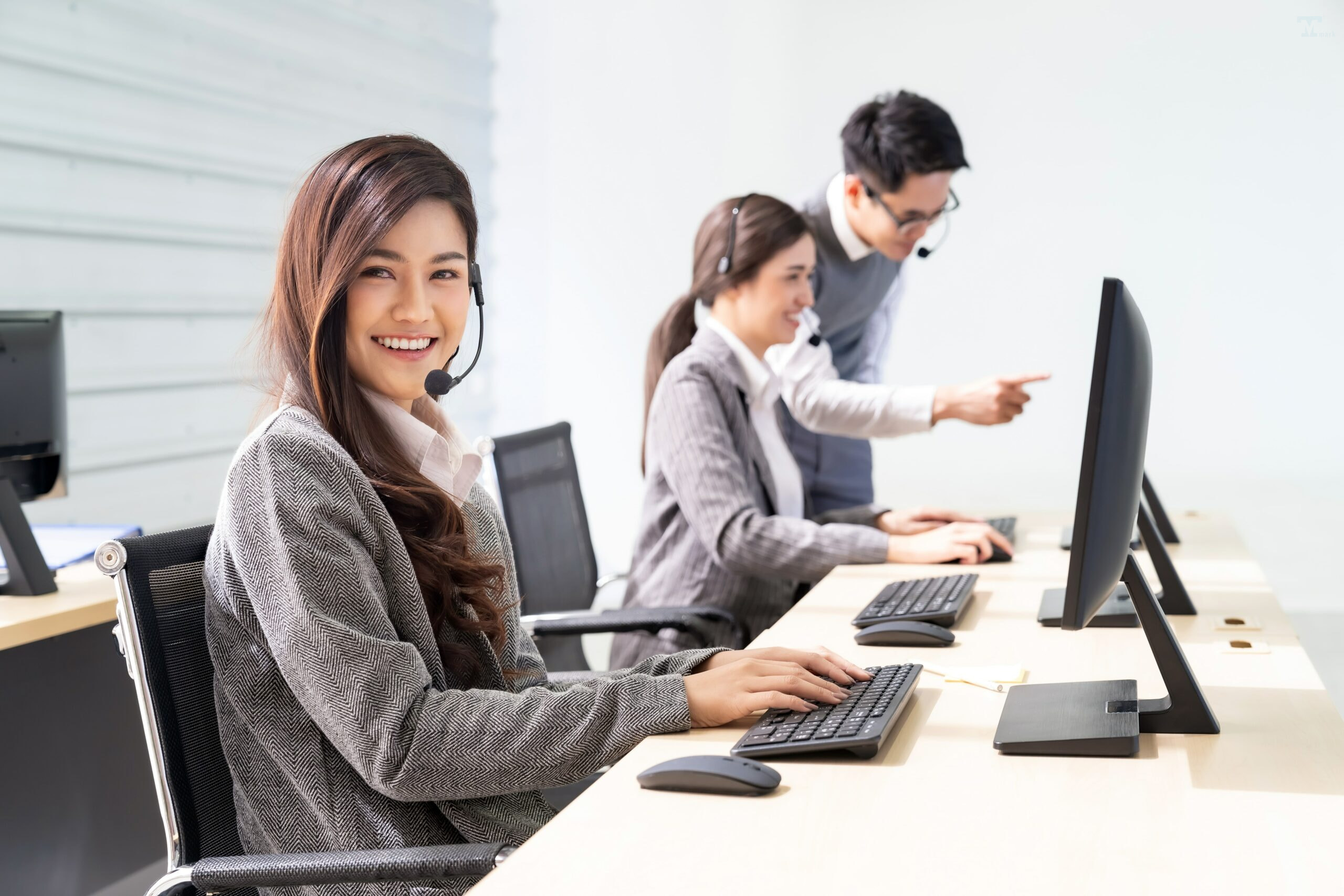 Hình ảnh buổi đào tạo nhân viên bán hàng B2B về kỹ năng tương tác đa kênh và sử dụng công nghệ hỗ trợ