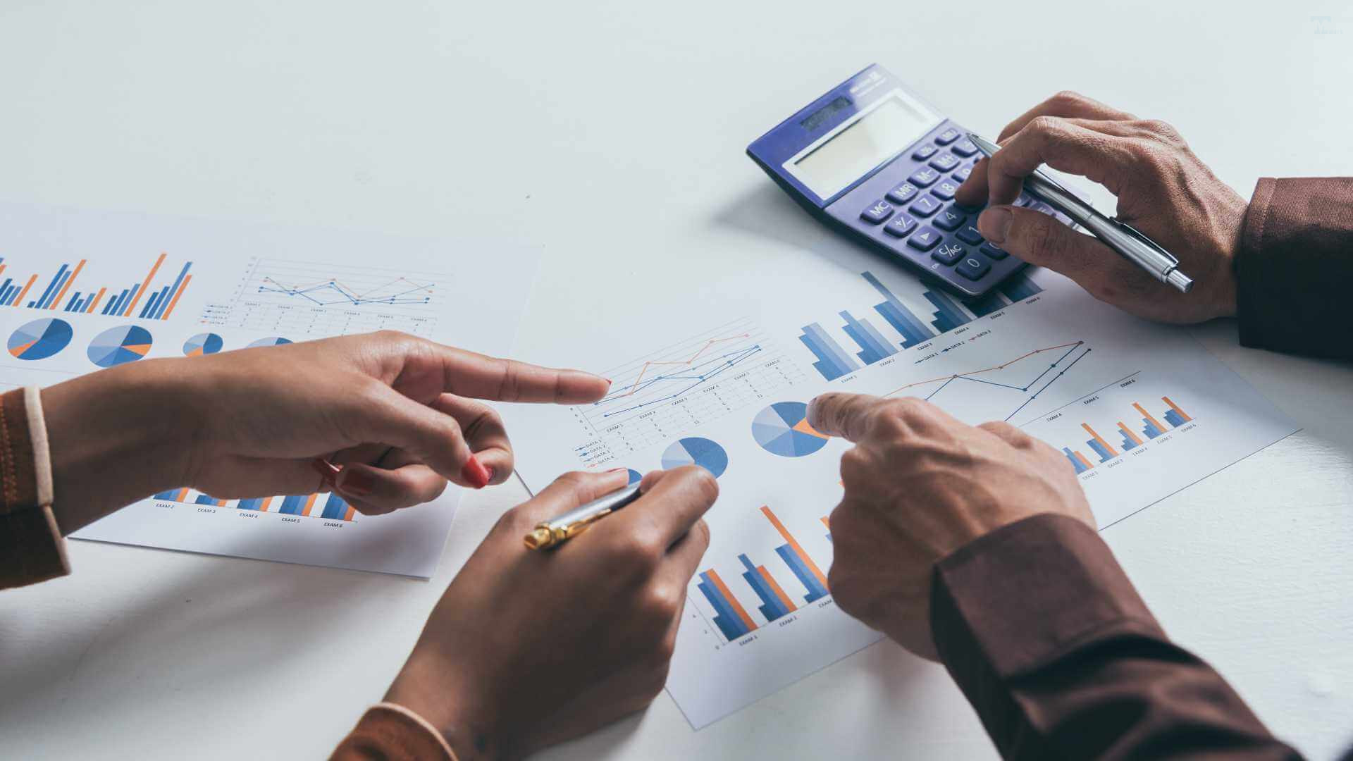 Người quản lý đang kiểm tra báo cáo chỉ số hài lòng và giữ chân khách hàng