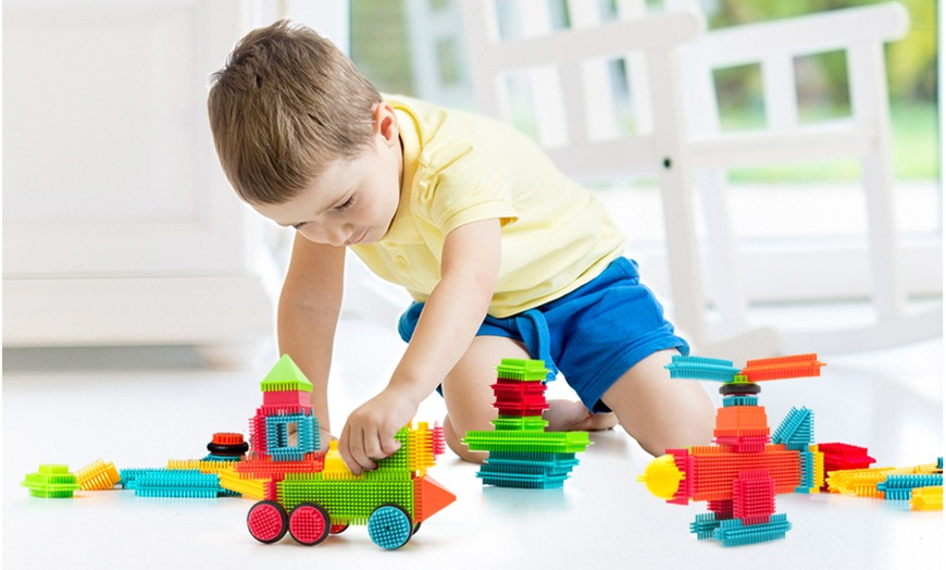 Mua đồ chơi cho bé trai dưới 3 tuổi giúp phát triển toàn diện