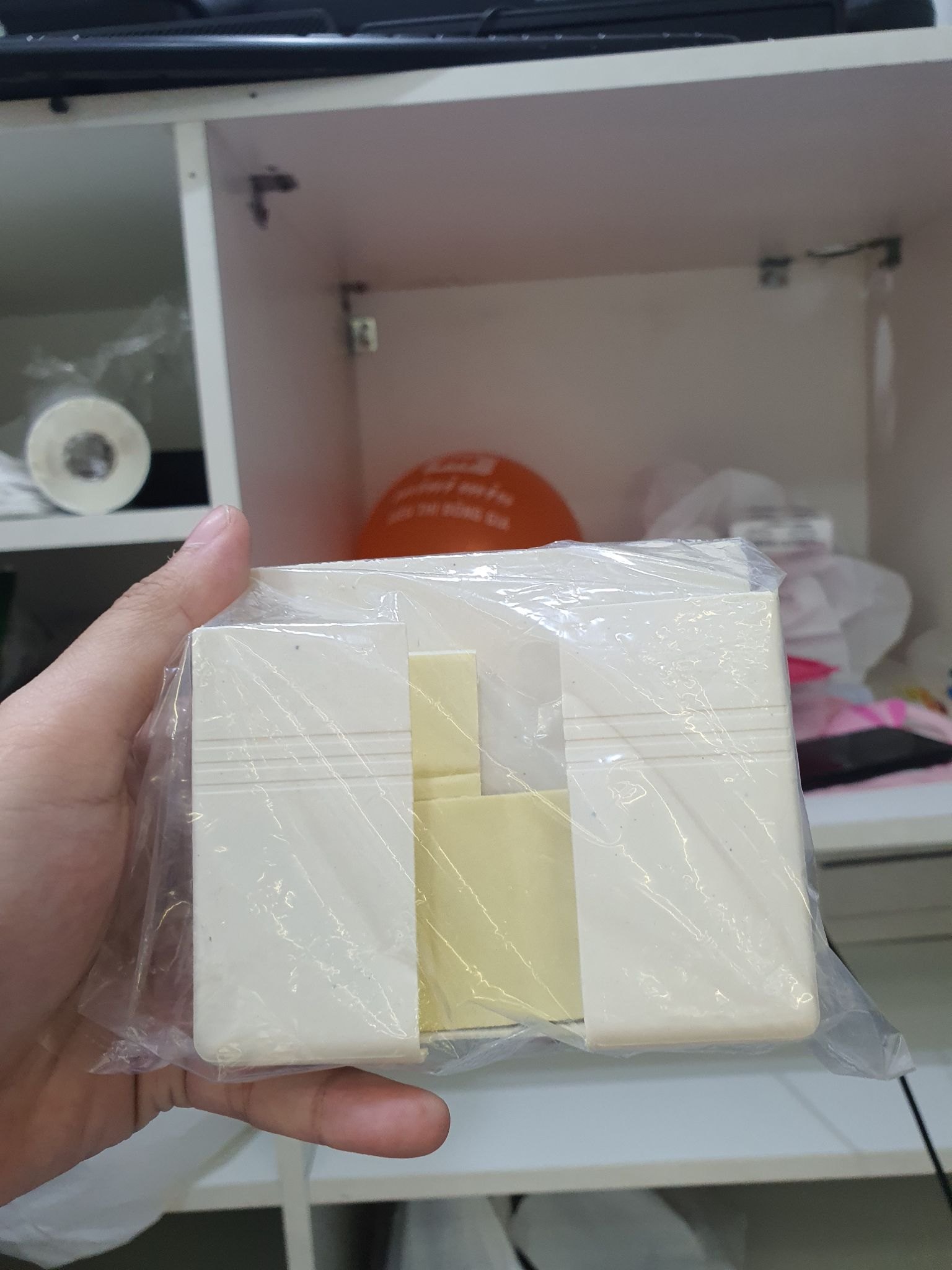 Kệ dán tường để điện thoại