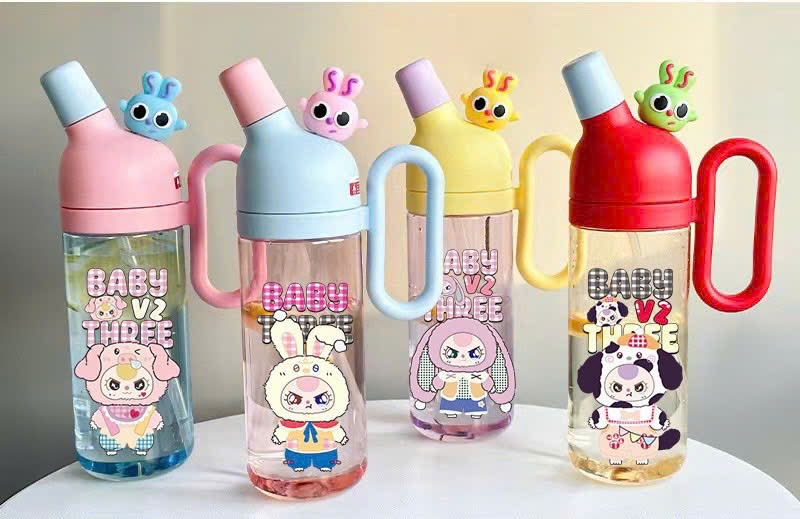 Cốc nhựa Baby Three V2 charm thỏ 800ml (Kiện 50 cái)