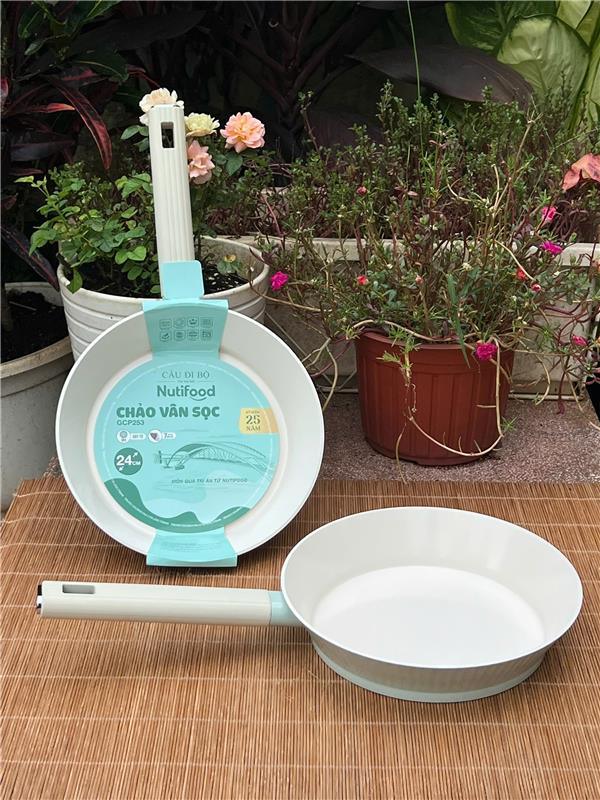 Chảo chống dính vân sọc 24cm Nutifood (Kiện 20 cái)