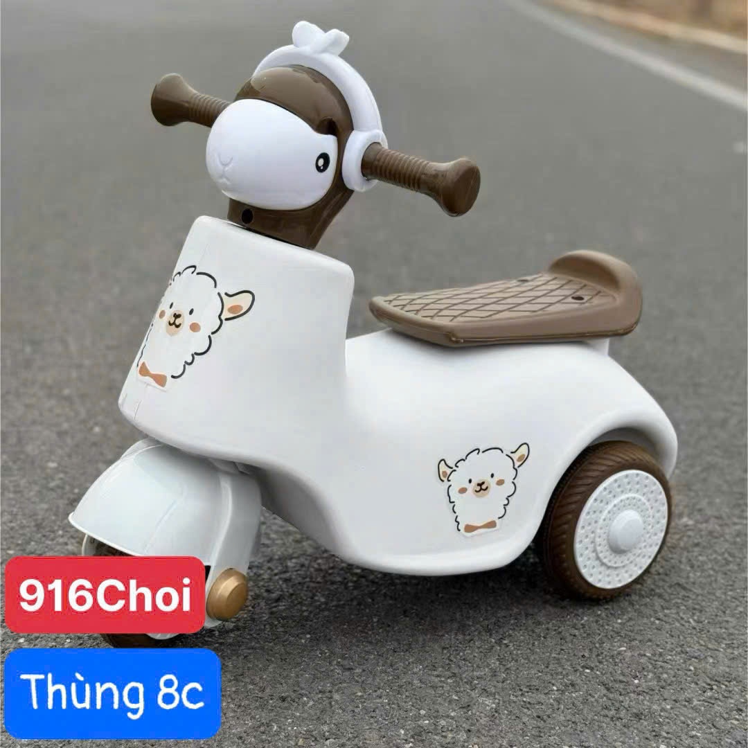 Đồ chơi: Xe chòi chân cho bé, có 3 bánh chất liệu: nhựa + sắt, có nhạc, dùng pin, chiều cao yên 34cm.Model: 916.KT(55*25*37)cm+/10%.Mới 100%