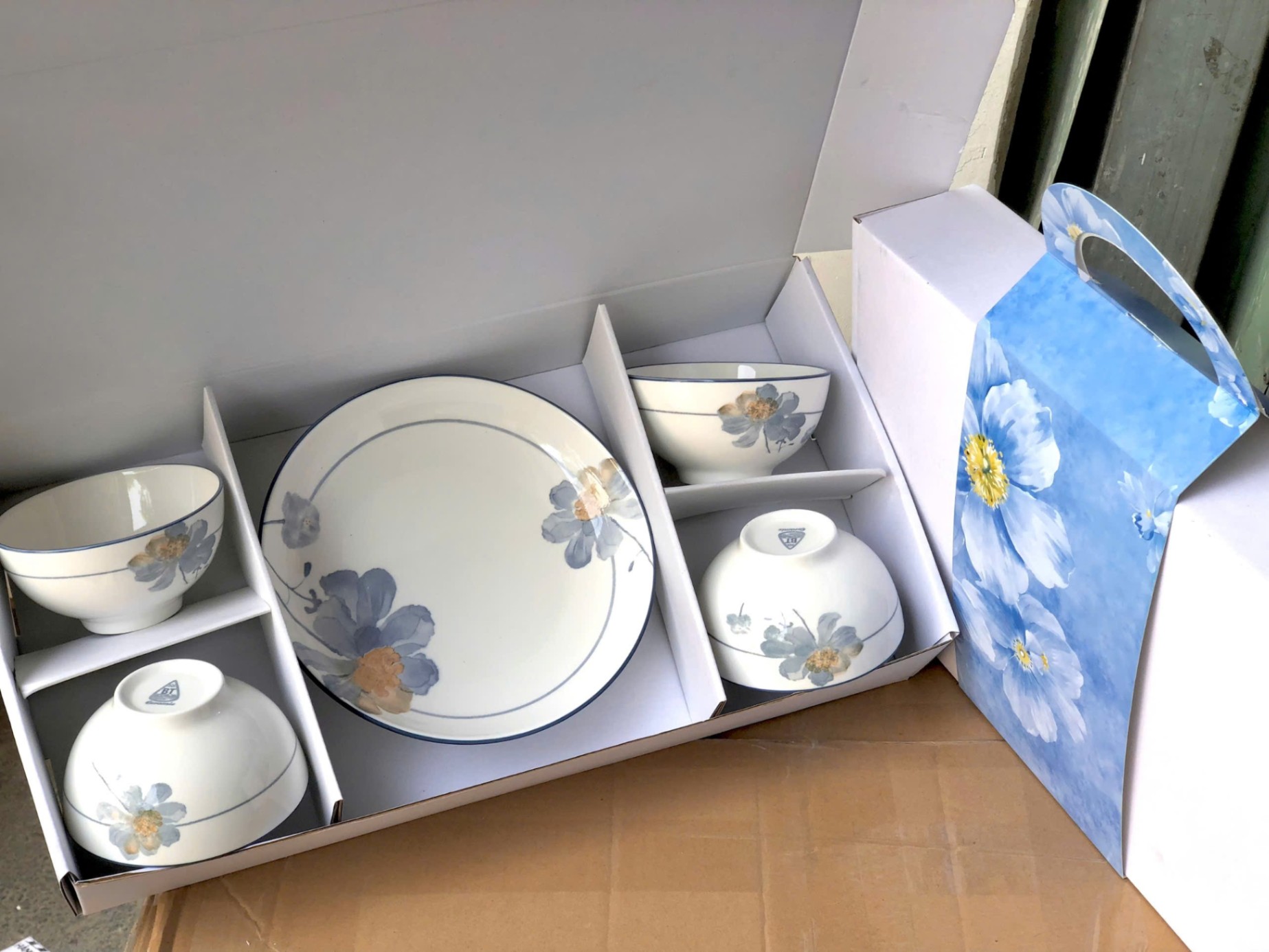 Set 4 chén và 1 dĩa Phỏng Lài 2 (Hoa xanh nhuỵ vàng) (Kiện 12 bộ) 5