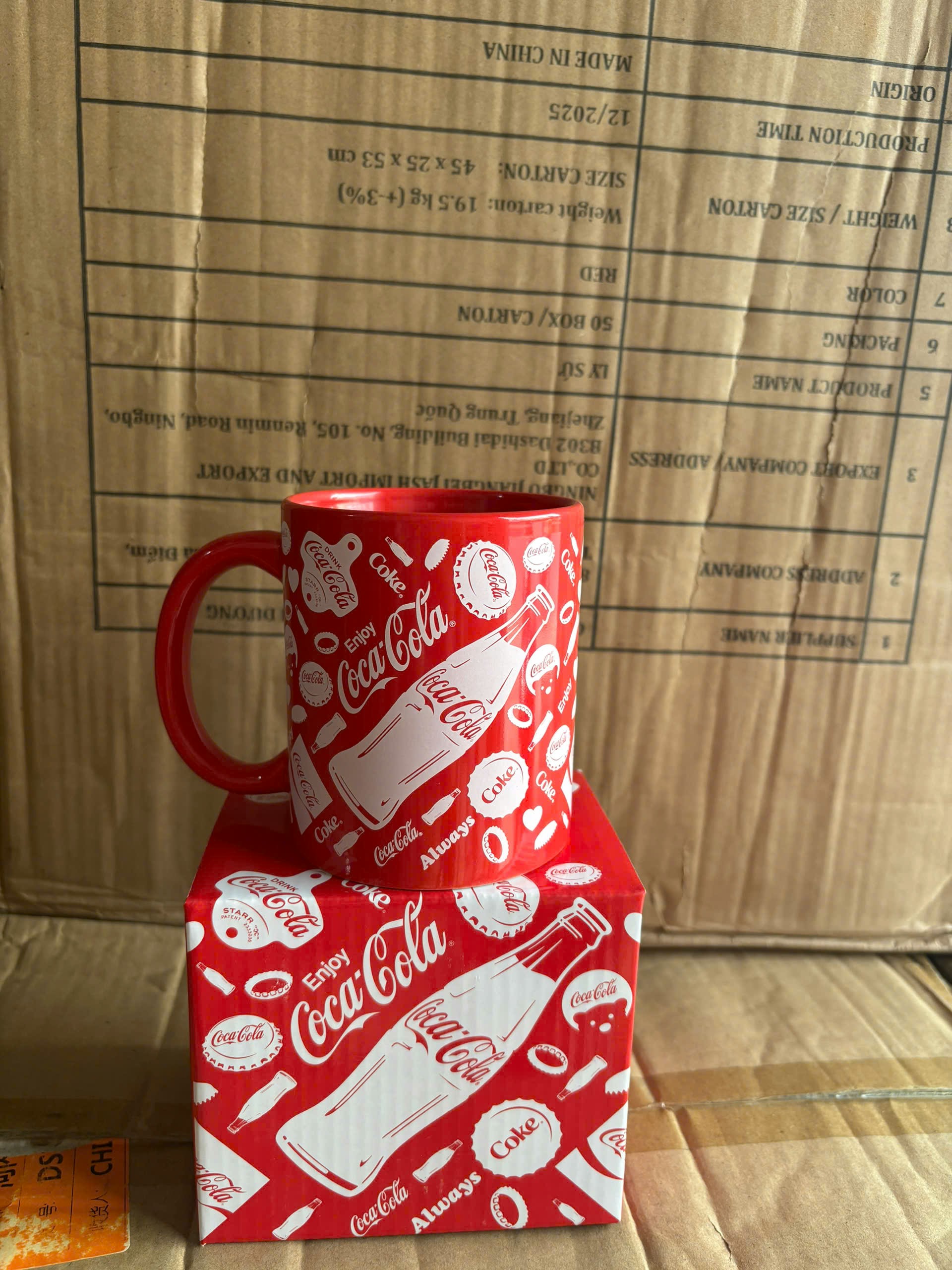 Cốc sứ đỏ có quai cầm họa tiết chữ Coca (Kiện 50 cái) 2