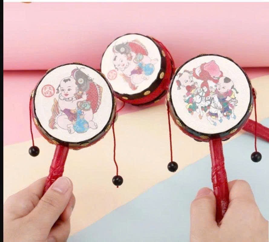 Đồ chơi - Trống lúc lắc cầm tay (Kiện 500 cái)