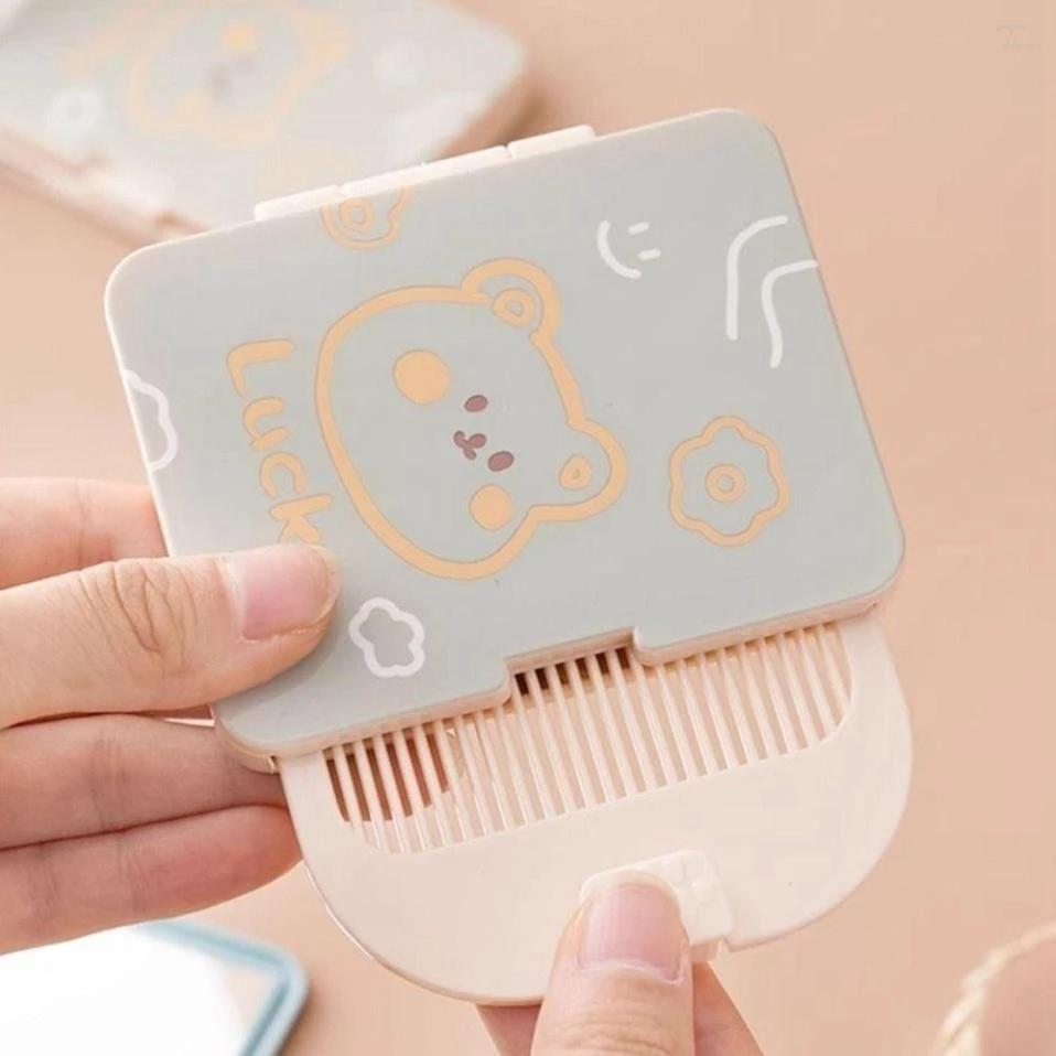 Guong-gap-gon-bo-tui-vuong-kem-luoc-cute-Tmark-Loc-12-cai-Kien-720-cai-_Gương gấp gọn bỏ túi vuông kèm lược cute Tmark (Lốc 12 cái – Kiện 720 cái)4.jpg