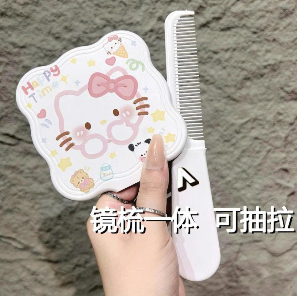 Guong-luoc-2in1-cam-tay-hinh-Hello-Kitty-Tmark-Kien-400-cai-Loc-10-cai-_Gương lược 2in1 cầm tay hình Hello Kitty Tmark (Kiện 400 cái  Lốc 10 cái).jpg
