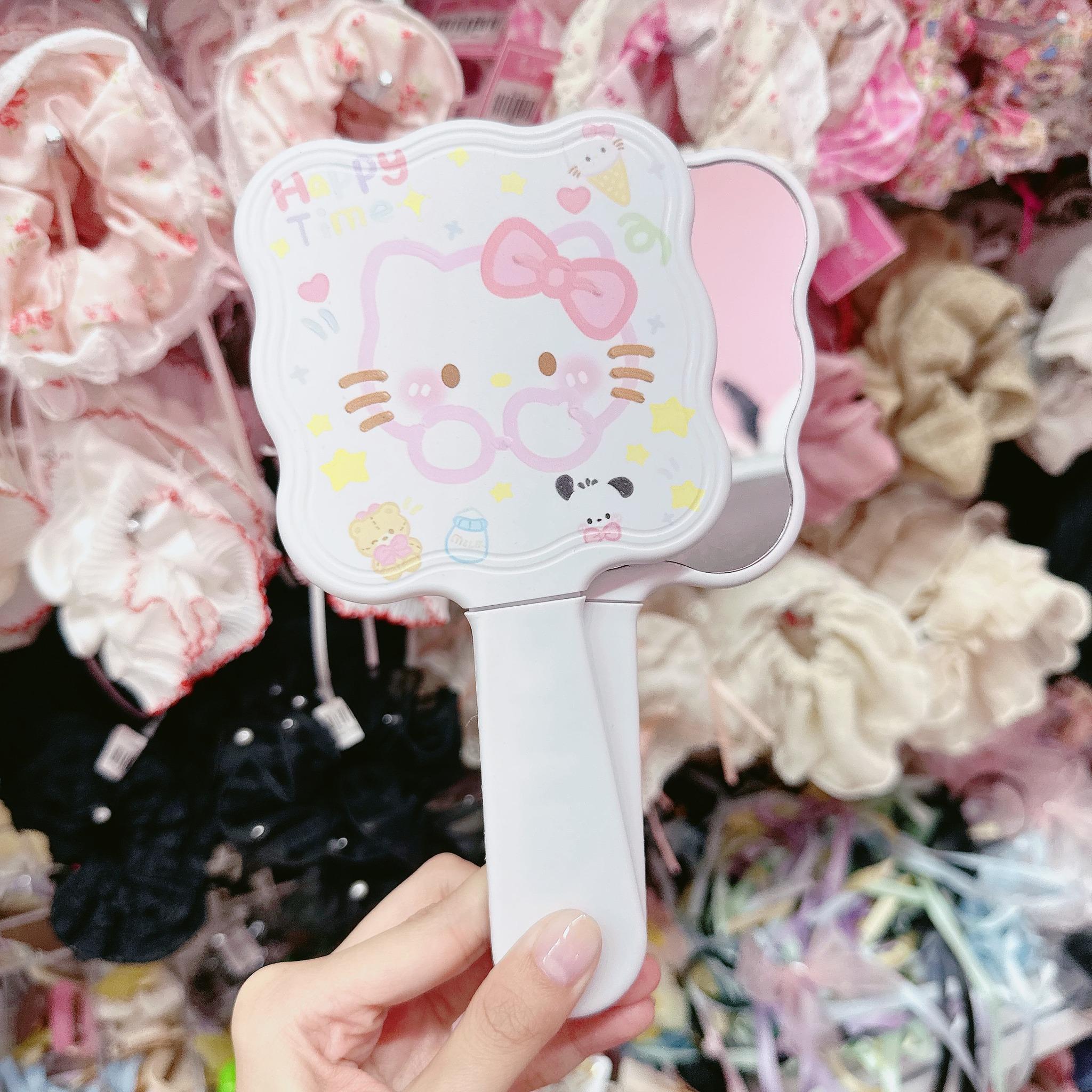 Guong-luoc-2in1-cam-tay-hinh-Hello-Kitty-Tmark-Kien-400-cai-Loc-10-cai-_Gương lược 2in1 cầm tay hình Hello Kitty Tmark (Kiện 400 cái  Lốc 10 cái)1.jpg