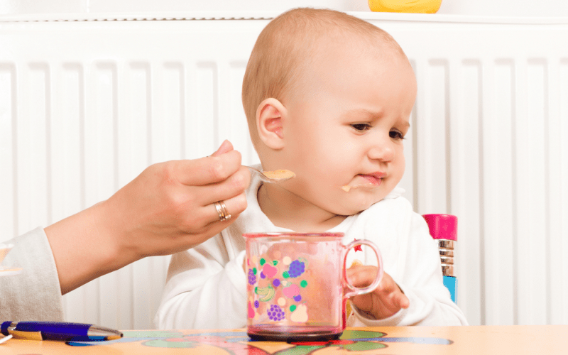 Phải làm gì khi trẻ thường xuyên bị táo bón, không tăng cân?