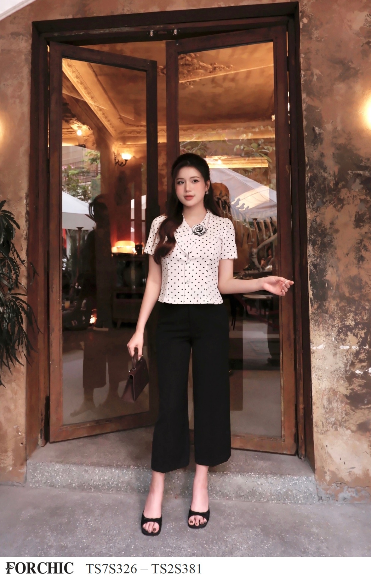 TS7S326 - Quần Suông Chéo Dior Đen Đai Cúc Đá