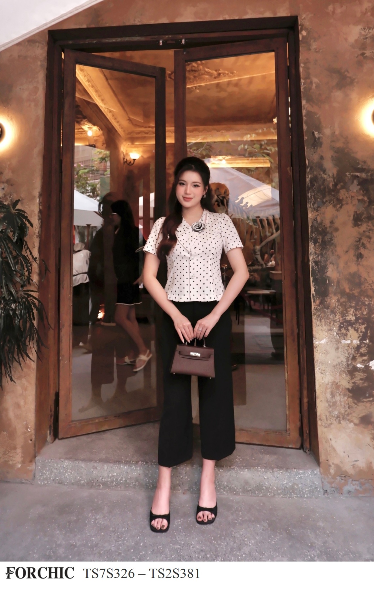 TS2S381 - Áo Đũi Hàn Chấm Bi Be Hoa Ngực