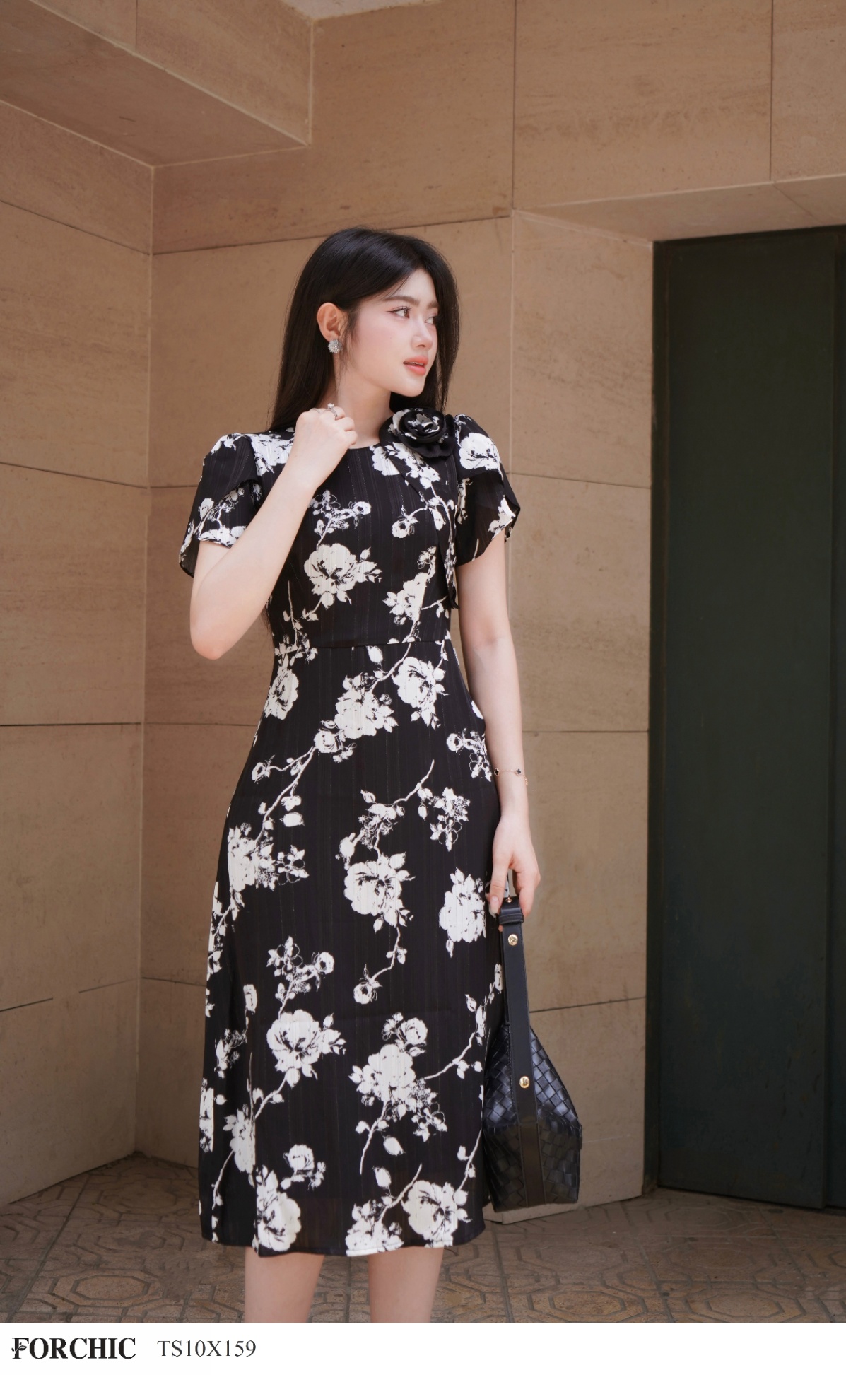 TS10X159 - Đầm Tơ Kim Tuyến Đen Bông Hoa Cổ