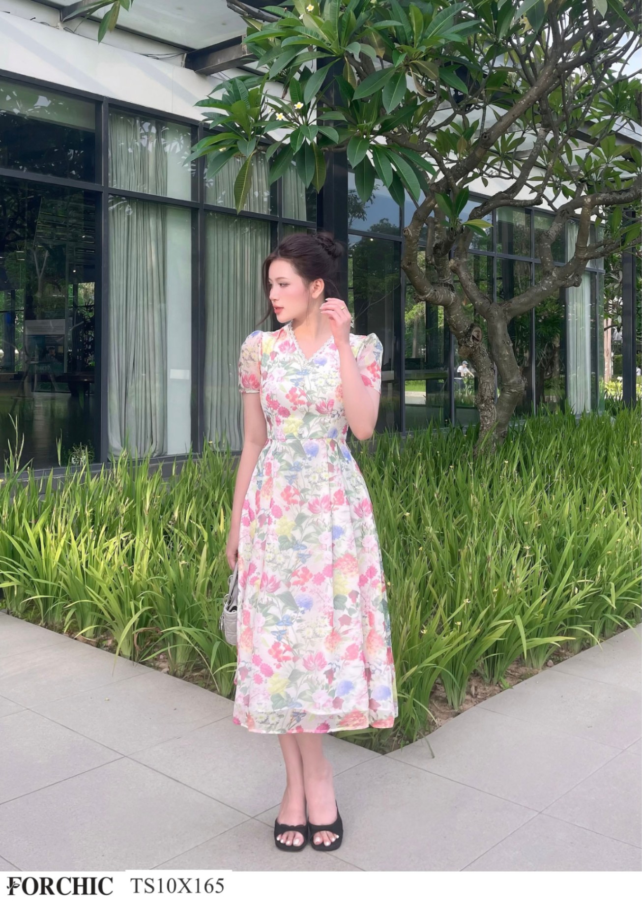 TS10X165 - Đầm Tơ Hàn Hoa Đỏ Cổ V Ren Trắng