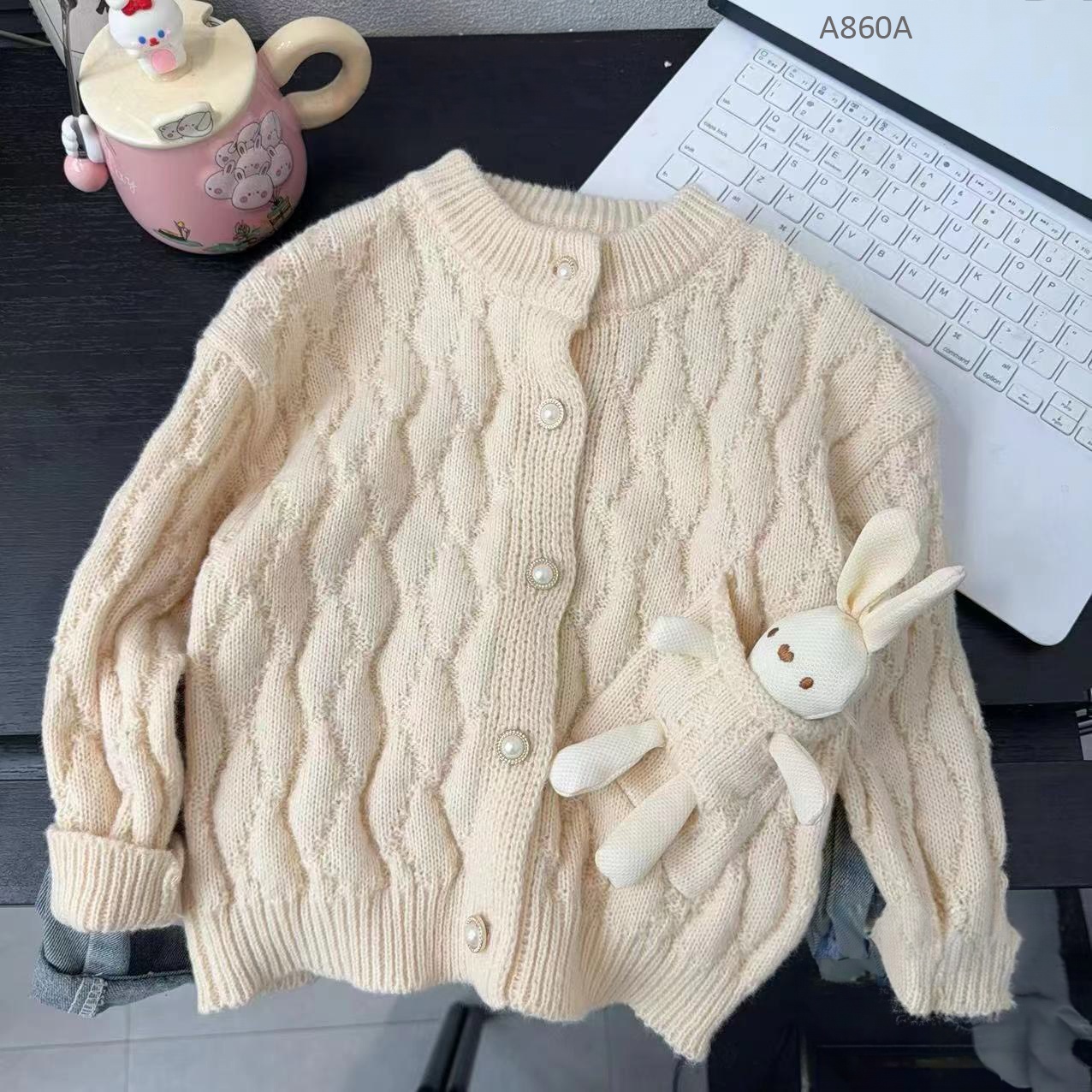 A860A- Áo Cardigan Len Túi Thỏ Kem-110(11-13kg)