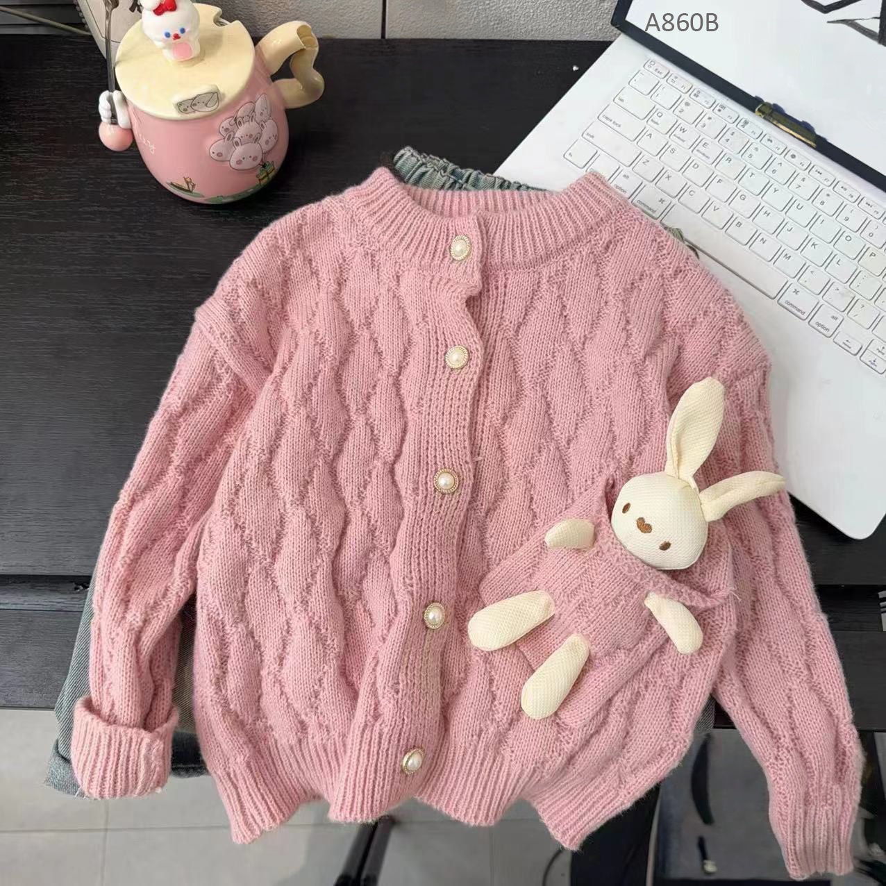 A860B- Áo Cardigan Len Túi Thỏ Hồng-110(11-13kg)