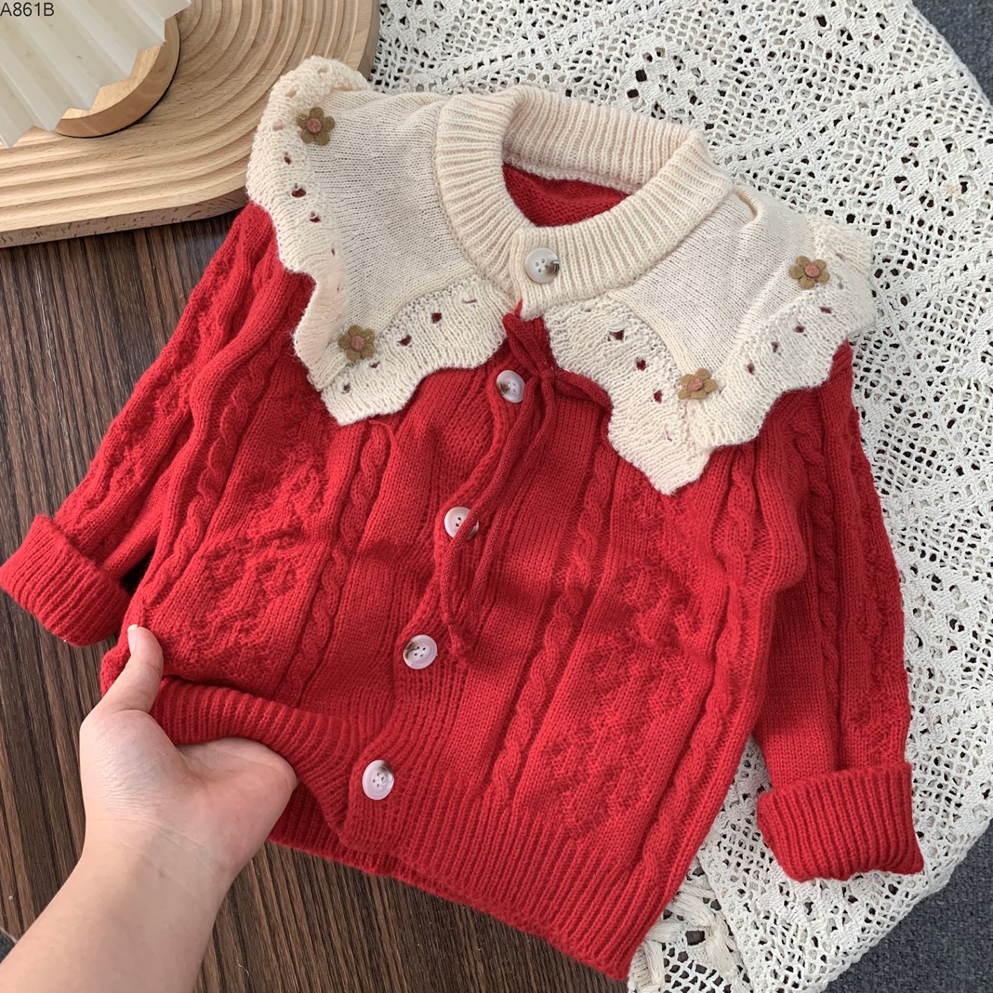 A861B- Áo Cardigan Len Cổ Kem Đính Hoa Đỏ-110(11-13kg)