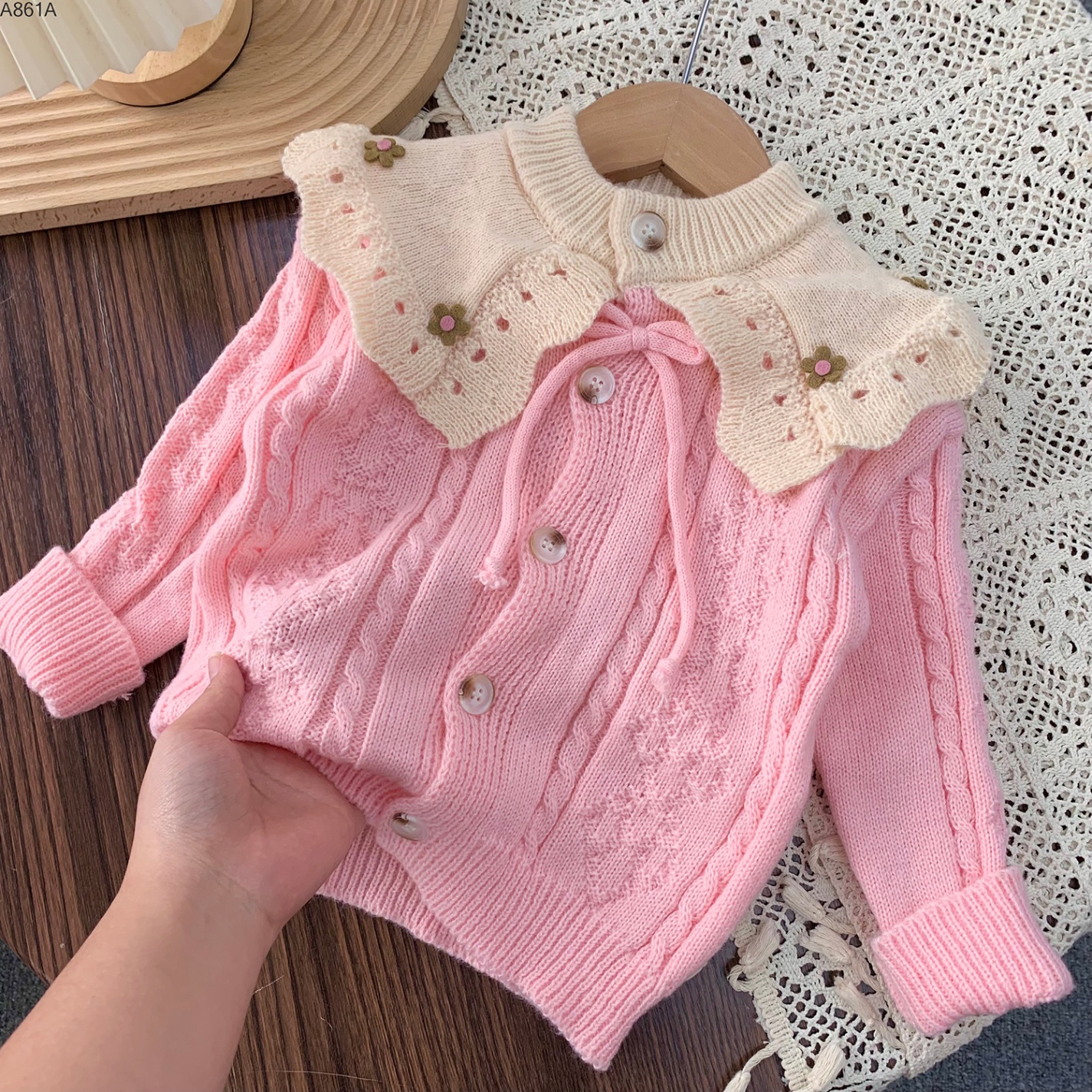 A861A- Áo Cardigan Len Cổ Kem Đính Hoa Hồng-110(11-13kg)