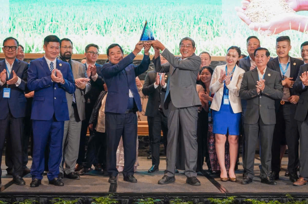 Gạo Ông Cua ST25 tiếp tục được vinh danh “GẠO NGON NHẤT THẾ GIỚI” năm 2025.