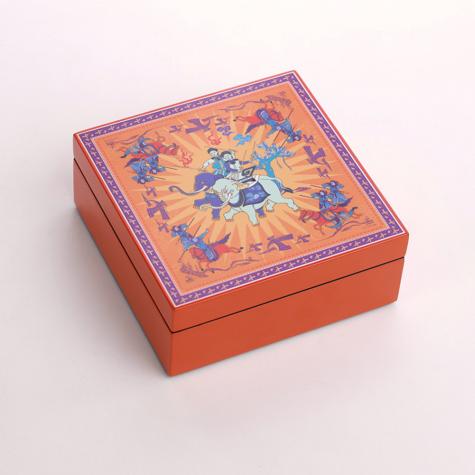 Hộp sơn mài huyền thoại Hai Bà Trưng (15x15x6cm)