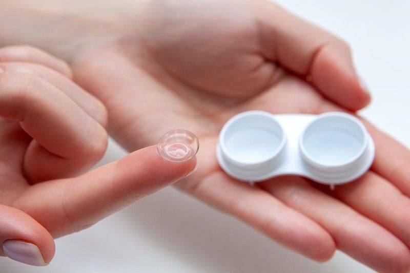 Chuyên gia nói gì khi giới trẻ rủ nhau thay thế kính gọng bằng lens cận thị?