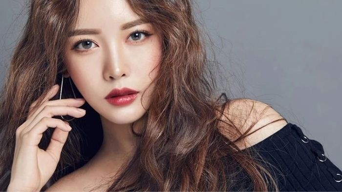 Lens cận đổi màu - Bí kíp 2 trong 1 cho nàng "tắc kè hoa"!