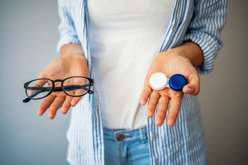 Chuyên gia gỡ rối cho bạn: Nên chọn kính gọng hay lens?