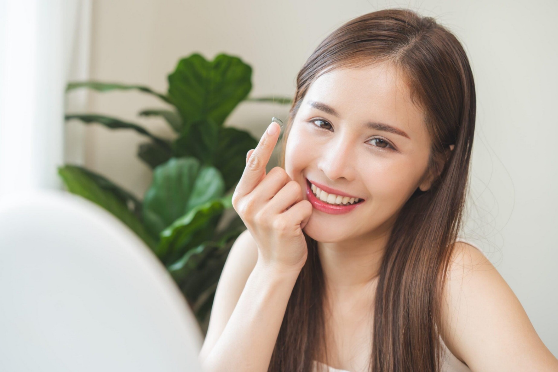 Lens áp tròng: "Thủ phạm" gây hại cho mắt hay "bảo bối" làm đẹp?