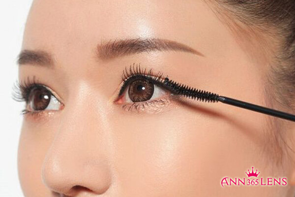 Với bước chuốt mascara bạn nên cẩn thận lem ra mắt