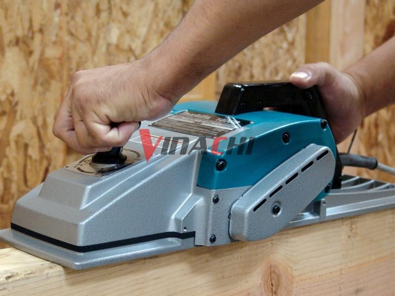 Máy bào gỗ giúp chà nhẵn, làm mịn bề mặt gỗ