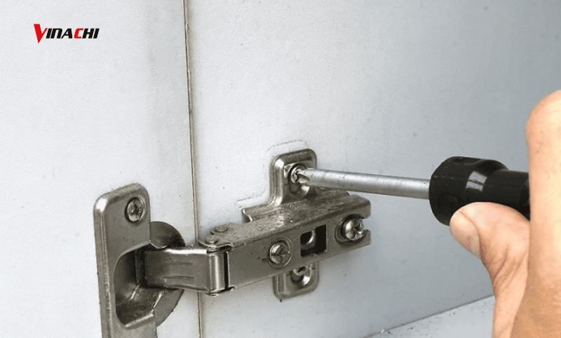 Một số điểm cần lưu ý trong cách lắp bản lề cho tủ bếp