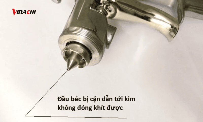 Đầu béc bị cặn khiến kim không đóng khít được