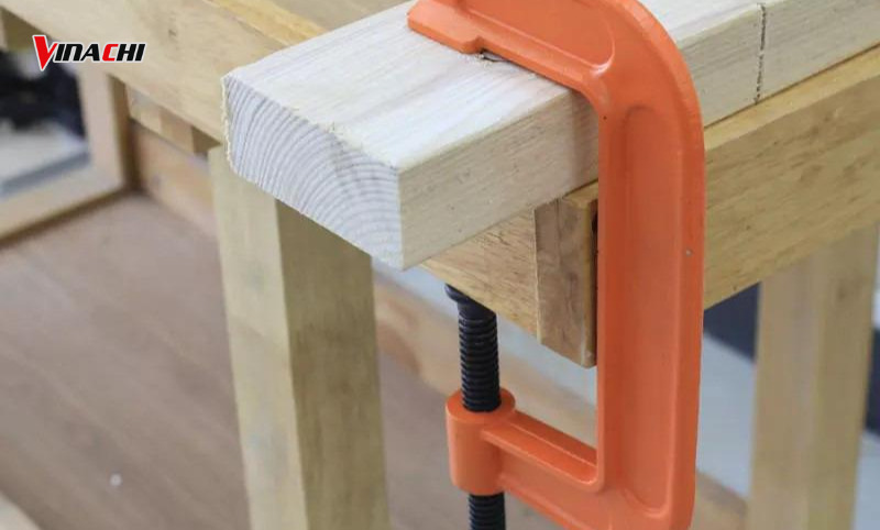 Kẹp chặt vật bằng cảo chữ C