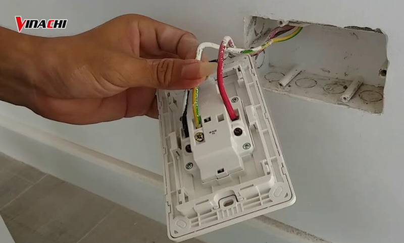 Đấu nối dây điện vào ổ cắm