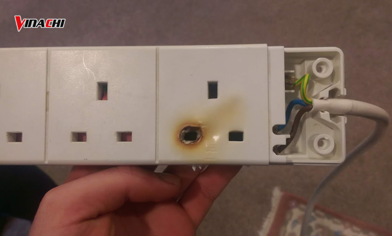 Lớp nhựa ổ cắm bị chảy