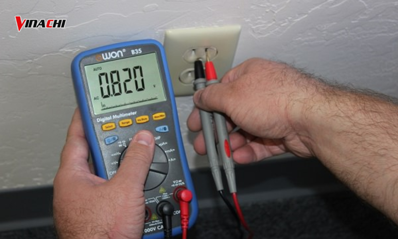 Sử dụng đồng hồ vạn năng để kiểm tra ổ điện âm tường