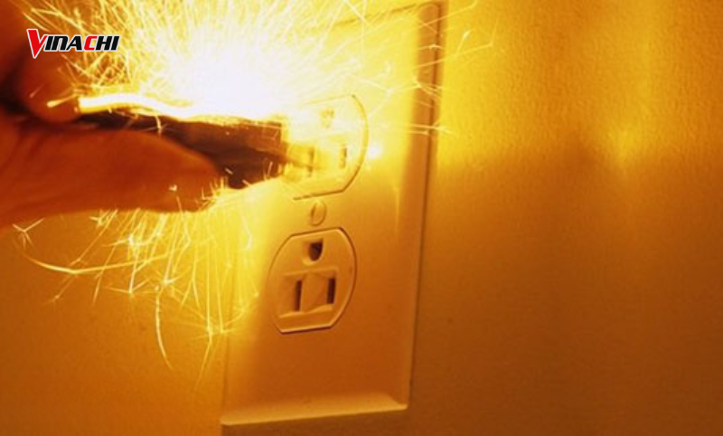 Ổ cắm điện bị xẹt lửa