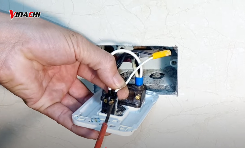 Đấu nối dây điện vào ổ cắm