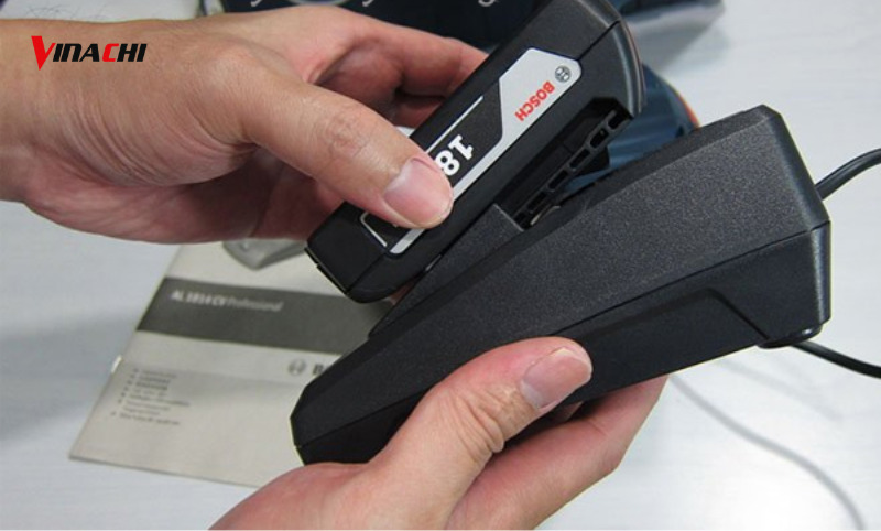 Lắp pin vào đế sạc đúng cách