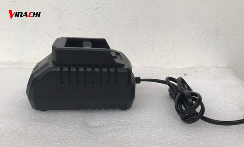 Có nên sạc pin máy khoan qua đêm không?