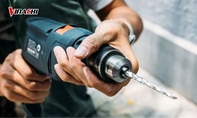 Tránh chạm vào mũi khoan vừa sử dụng